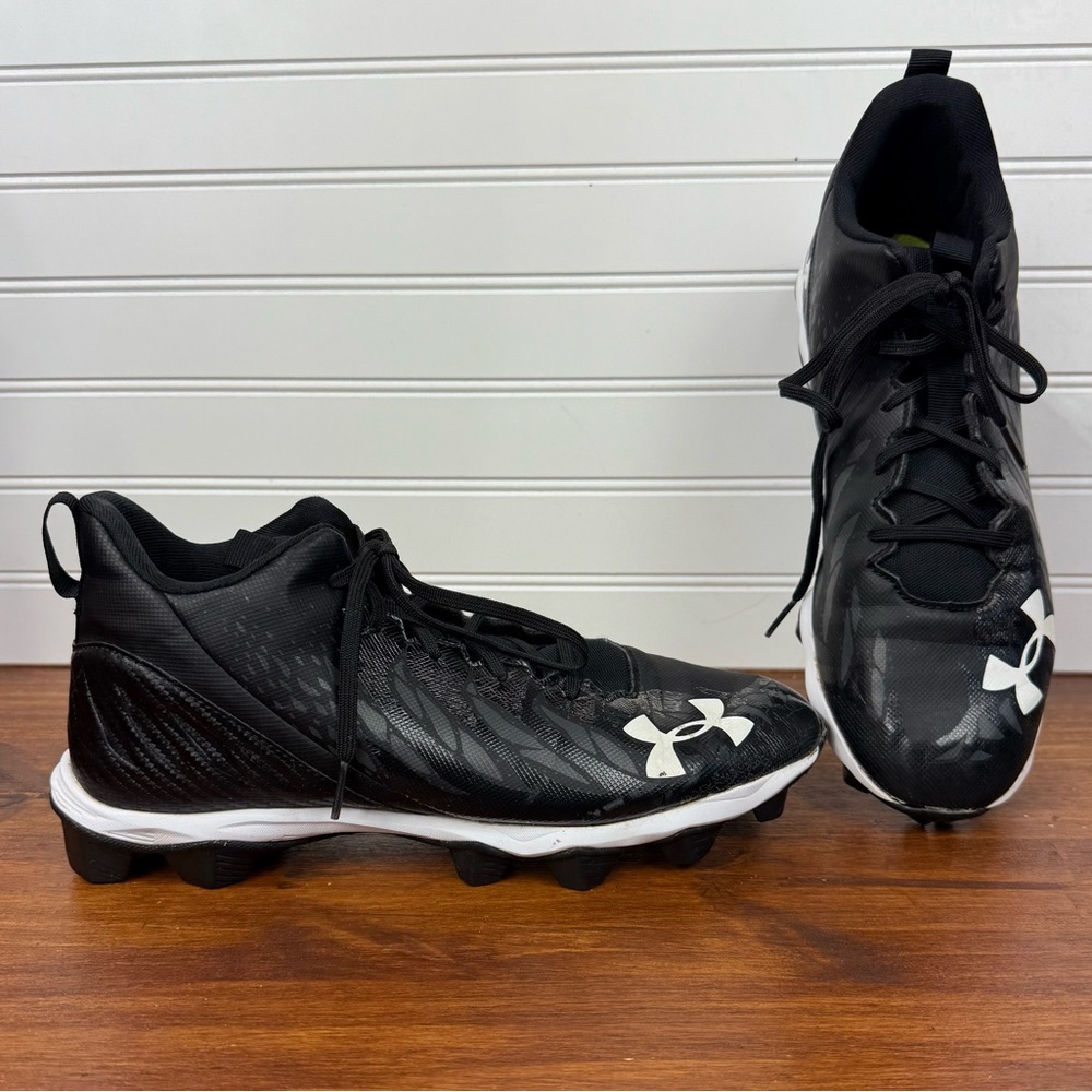 Under Armour Men’s Spotlight black & white athletic football cleats. Size 9